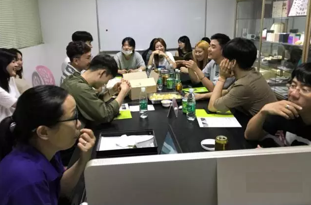 老師和同學在學習手板模型制作后，自己動手組裝的產(chǎn)品